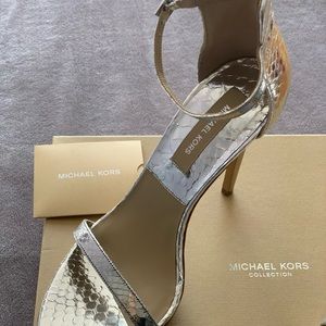 Michael Kors Collection, Delphia Runway Metallic